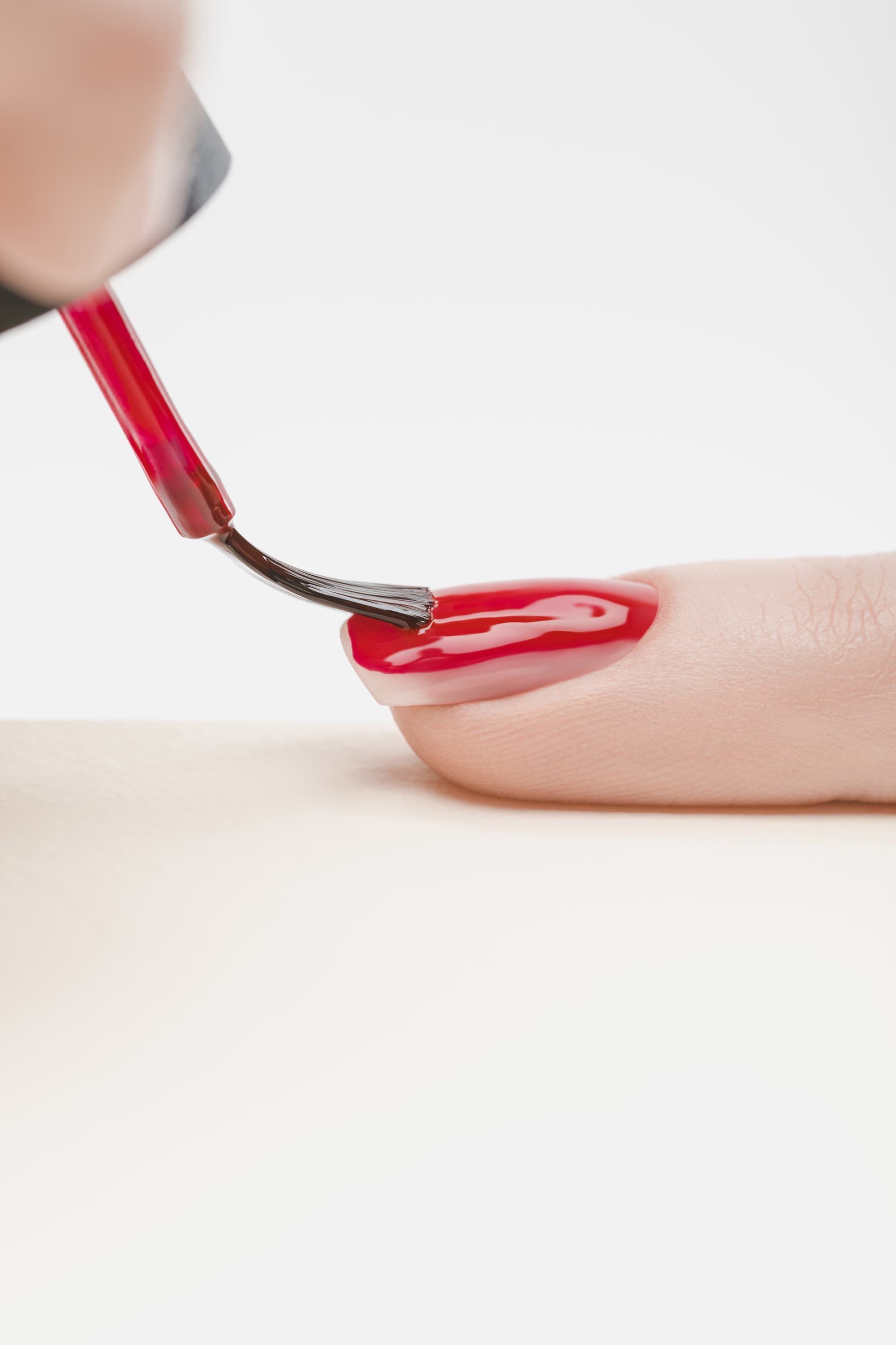 Żele do paznokci krok po kroku - jak zrobić trwały manicure żelowy w domu
