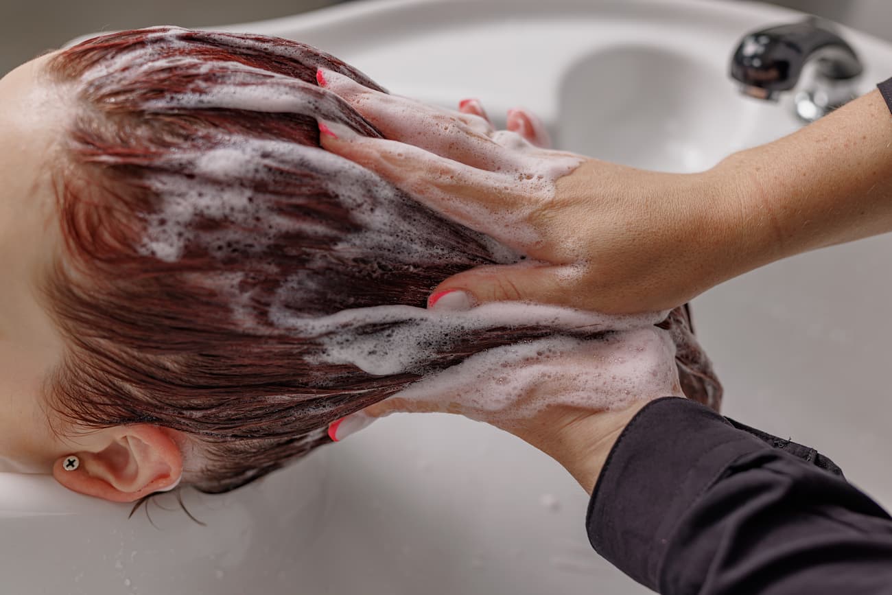 Szampon do włosów – jak dobrać odpowiedni do problemu skóry głowy i rodzaju włosów?