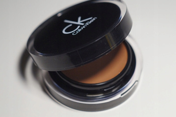 Calvin Klein Kremowy Podkład Kompak Warm Natural